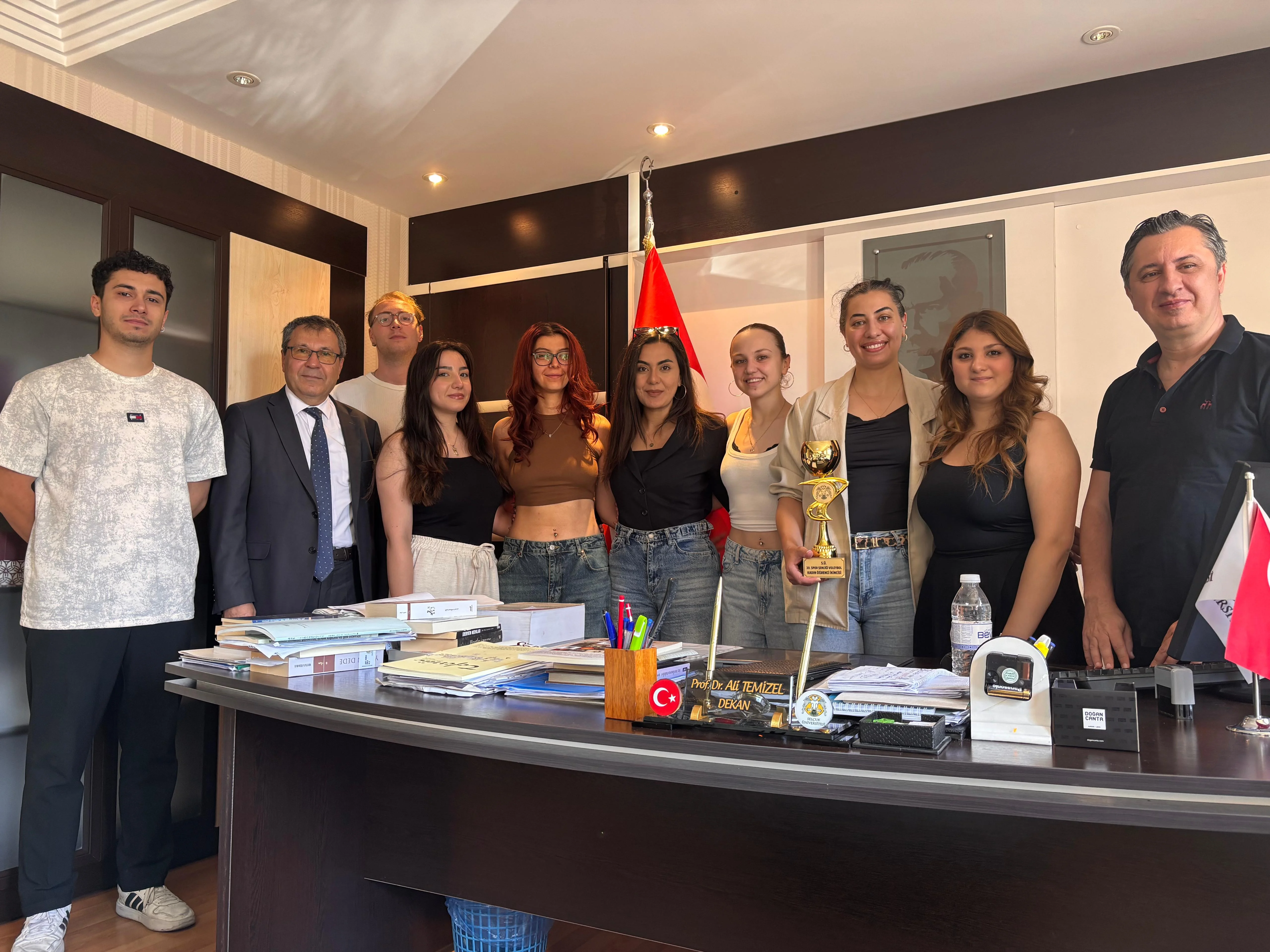 Spor Şenlikleri İkincisi Kadın Voleybol Takımımız Dekanlıkta Ağırlandı